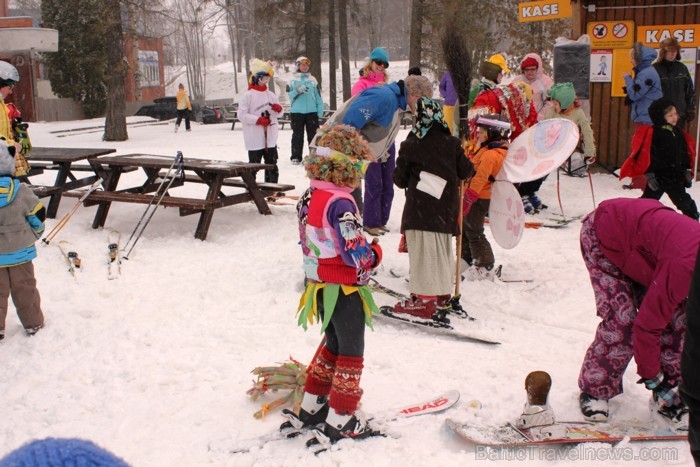 01.04.2013 jeb Joku dienā Žagarkalnā pulcējās Pavasara karnevāla dalībnieki www.zagarkalns.lv 91472