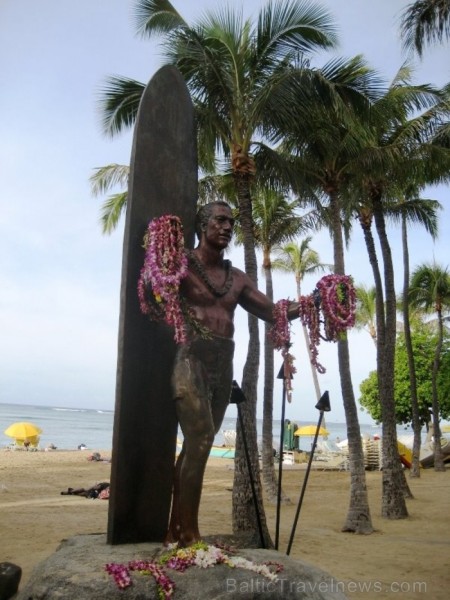 Djūks - slavenais havajietis, peldētājs čempions un sērfotājs, kurš pasaulei iemācīja, kas ir dēlis un ko ar to var darīt. Foto: www.lidojumi.lv 91488