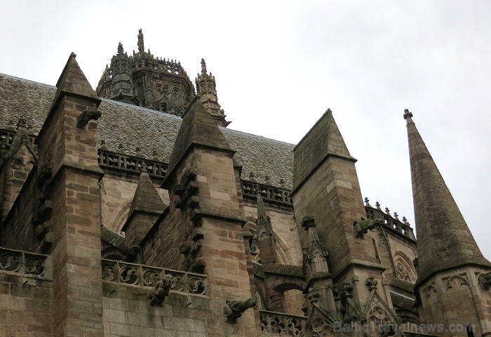 Grandioza Rodezas katedrāle, kas paceļas virs nelielas viesmīlīgas pilsētas, ir gotiskās arhitektūras brīnums. Tās ēka ir uzcelta 12. gadsimtā un ir v 91824