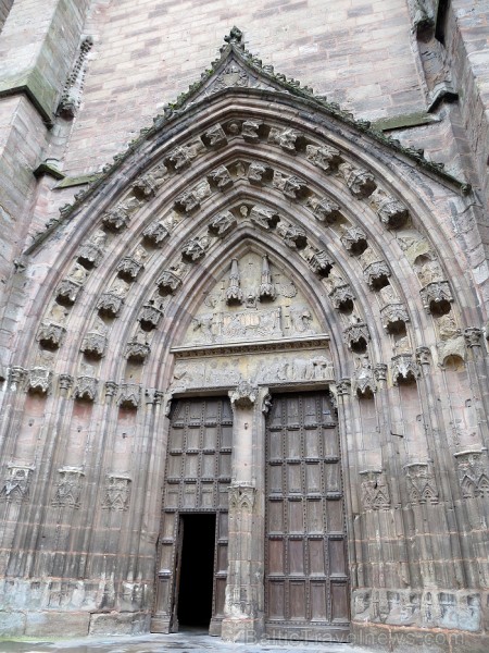 Grandioza Rodezas katedrāle, kas paceļas virs nelielas viesmīlīgas pilsētas, ir gotiskās arhitektūras brīnums. Tās ēka ir uzcelta 12. gadsimtā un ir v 91825