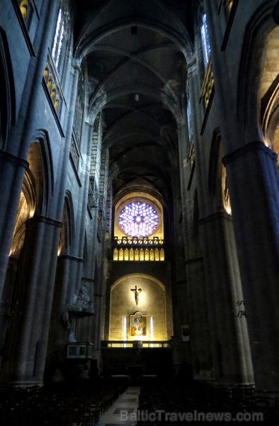 Grandioza Rodezas katedrāle, kas paceļas virs nelielas viesmīlīgas pilsētas, ir gotiskās arhitektūras brīnums. Tās ēka ir uzcelta 12. gadsimtā un ir v 91827