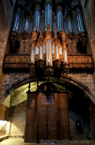 Grandioza Rodezas katedrāle, kas paceļas virs nelielas viesmīlīgas pilsētas, ir gotiskās arhitektūras brīnums. Tās ēka ir uzcelta 12. gadsimtā un ir v 91828