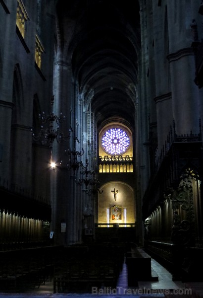 Grandioza Rodezas katedrāle, kas paceļas virs nelielas viesmīlīgas pilsētas, ir gotiskās arhitektūras brīnums. Tās ēka ir uzcelta 12. gadsimtā un ir v 91831