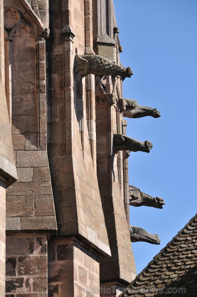 Grandioza Rodezas katedrāle, kas paceļas virs nelielas viesmīlīgas pilsētas, ir gotiskās arhitektūras brīnums. Tās ēka ir uzcelta 12. gadsimtā un ir v 91836