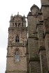 Grandioza Rodezas katedrāle, kas paceļas virs nelielas viesmīlīgas pilsētas, ir gotiskās arhitektūras brīnums. Tās ēka ir uzcelta 12. gadsimtā un ir v 3