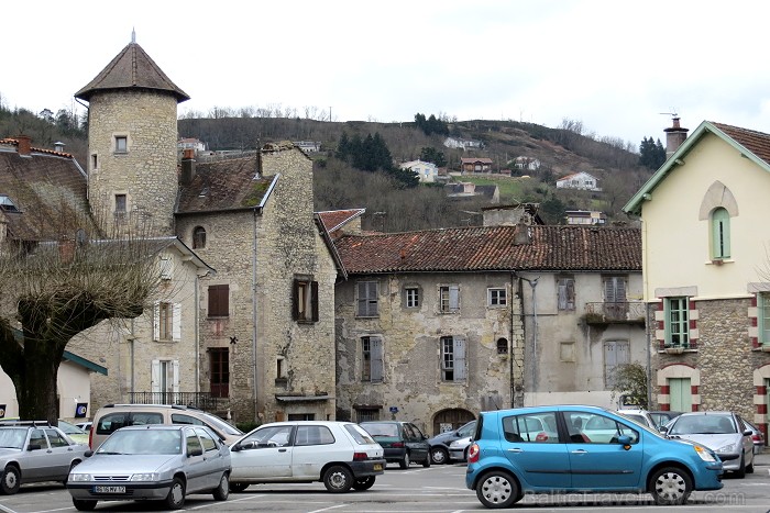 Villefranche de Rouergue ir brīnišķīga Tulūzas pilsēta ar šaurām bruģētām ieliņām, viduslaiku ēkām un Aveyron upes tiltiem 91853