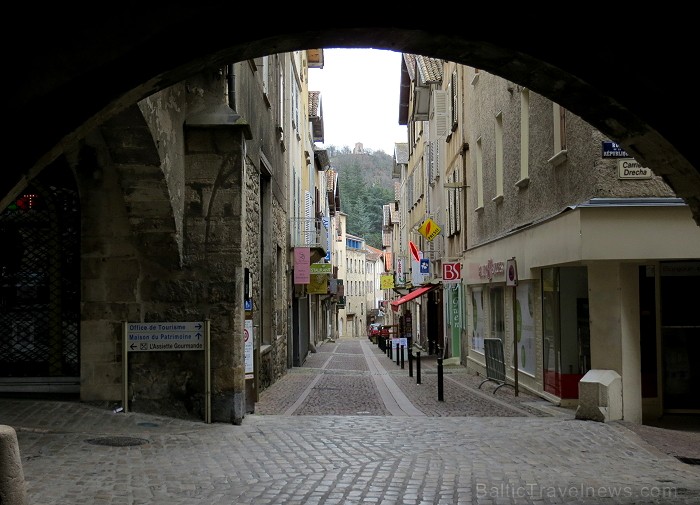 Villefranche de Rouergue ir brīnišķīga Tulūzas pilsēta ar šaurām, bruģētām ieliņām, viduslaiku ēkām un Aveyron upes tiltiem 91873
