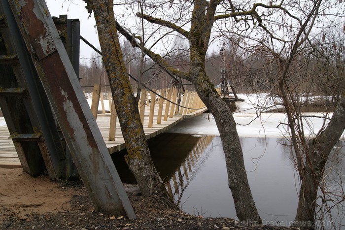 14.04.2013 ūdens līmenis Dienvidsusējā pakāpies jau gandrīz līdz laipai - Sproģi (Neretas novads). 92022