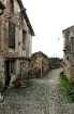 Cordes-sur-Ciel tulkojumā nozīme Diegi debesīs. 1222.g. šo labi nocietināto pilsētu uzcēla Tulūzas grāfs Raimonds VII. 14.gs. pilsētu apdzīvoja šuvēji 50