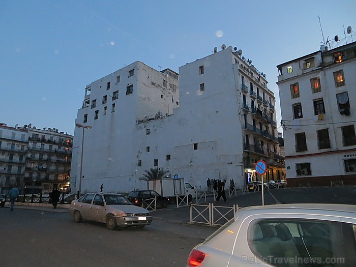 Pilsētā bez franču arhitektūras iezīmēm ir ļoti daudz arī ēkas ar arābisko raksturu - vienkāršas blokveida formas ēkas ar nelieliem taisnstūra lodziņi 93092