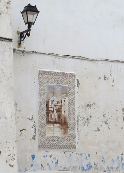 Uz ēku sienām ir arī nelielas mozaikas 93113