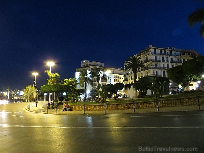 Alžīras pilsētas centrs naktī 93139
