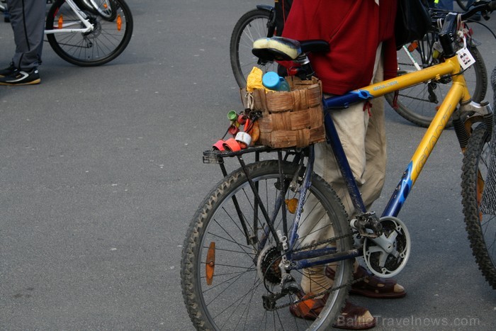 Rīgas velo nedēļas 2013 ietvaros velosipēdisti pie Brīvības pieminekļa pulcējās uz Rīga velo parādi - iepazīsti Pārdaugavu. 93176