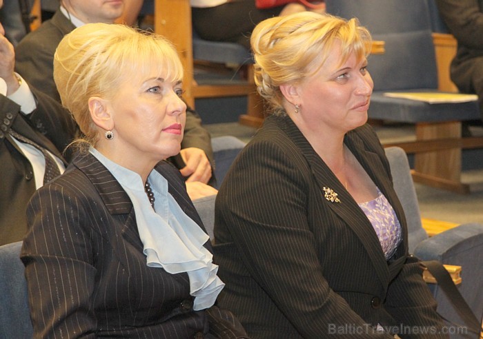 No kreisās: Daugavpils pilsētas domes priekšsēdētāja Žanna Kulakova un Daugavpils pilsētas domes priekšsēdētājas vietniece Līvija Jankovska 93211