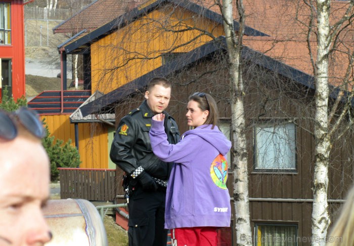 Policists uzklausa kādu norvēģu jaunieti. 93356