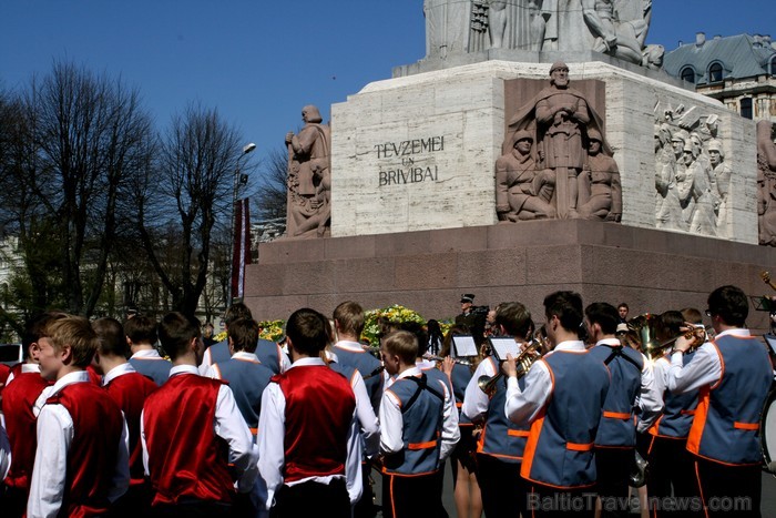 04.05.2013 pie Brīvības pieminekļa notiek Latvijas veidošana no ziediem. Ziedu Latvija pieminekļa pakājē skatāma līdz 06.05.2013 pulksten 21:00. 93412