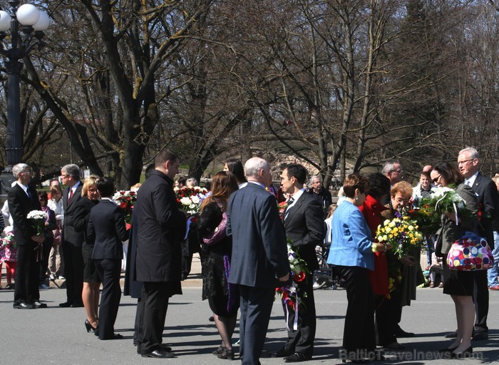 04.05.2013 pie Brīvības pieminekļa notiek Latvijas veidošana no ziediem. Ziedu Latvija pieminekļa pakājē skatāma līdz 06.05.2013 pulksten 21:00. 93413