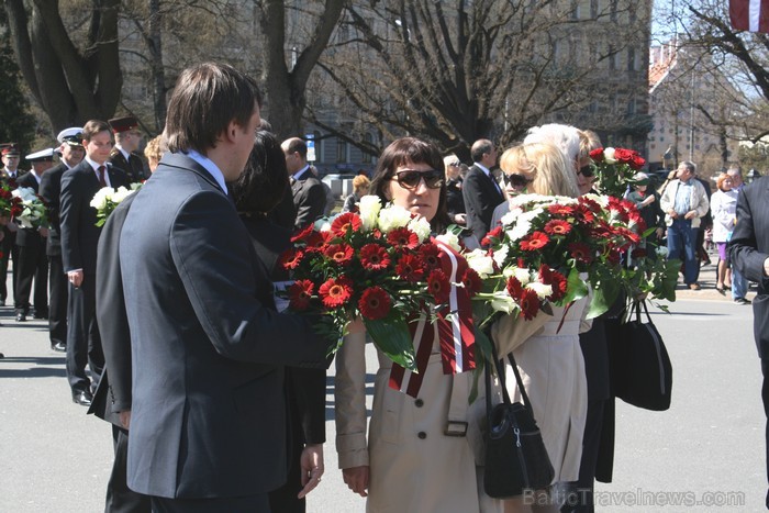 04.05.2013 pie Brīvības pieminekļa notiek Latvijas veidošana no ziediem. Ziedu Latvija pieminekļa pakājē skatāma līdz 06.05.2013 pulksten 21:00. 93414