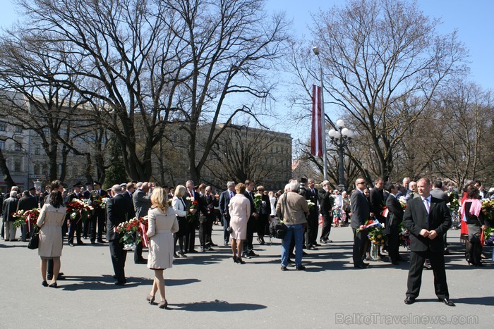 04.05.2013 pie Brīvības pieminekļa notiek Latvijas veidošana no ziediem. Ziedu Latvija pieminekļa pakājē skatāma līdz 06.05.2013 pulksten 21:00. 93415