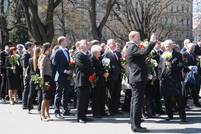 04.05.2013 pie Brīvības pieminekļa notiek Latvijas veidošana no ziediem. Ziedu Latvija pieminekļa pakājē skatāma līdz 06.05.2013 pulksten 21:00. 93416