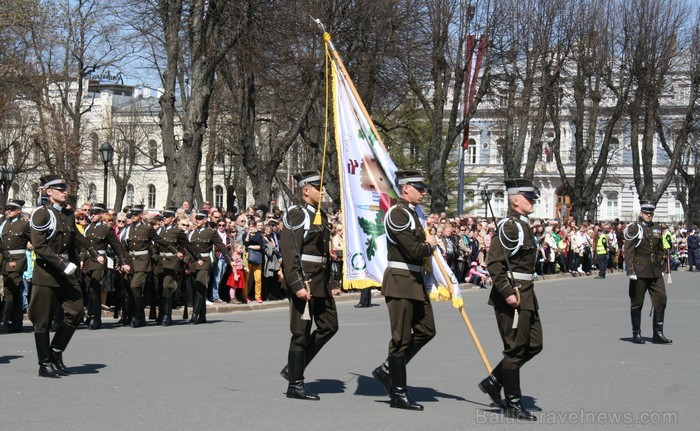 04.05.2013 pie Brīvības pieminekļa notiek Latvijas veidošana no ziediem. Ziedu Latvija pieminekļa pakājē skatāma līdz 06.05.2013 pulksten 21:00. 93418