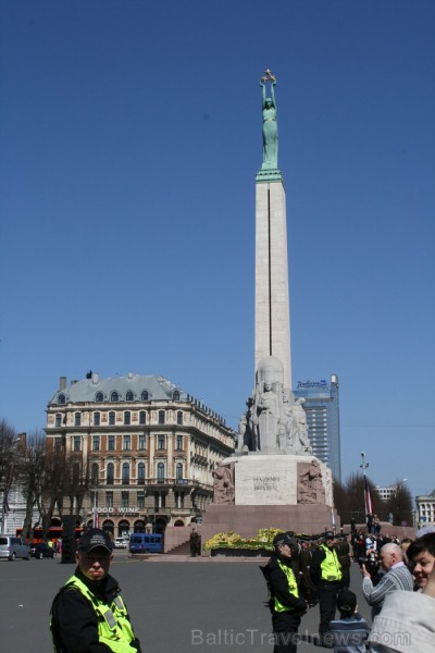 04.05.2013 pie Brīvības pieminekļa notiek Latvijas veidošana no ziediem. Ziedu Latvija pieminekļa pakājē skatāma līdz 06.05.2013 pulksten 21:00. 93419