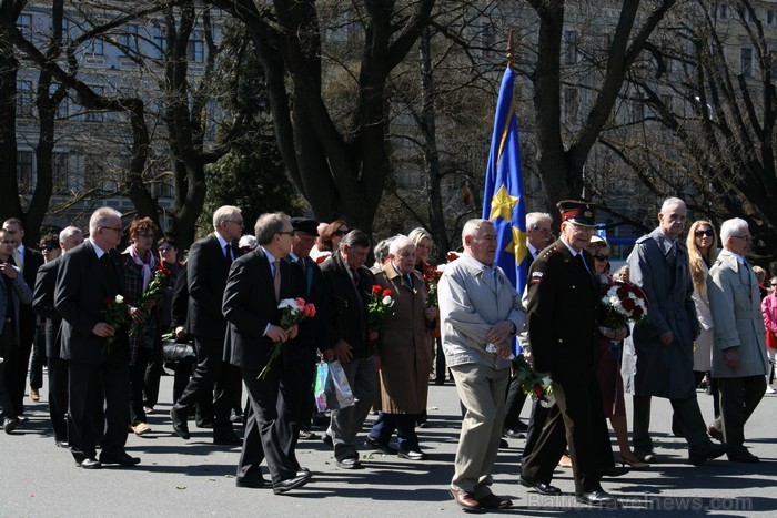 04.05.2013 pie Brīvības pieminekļa notiek Latvijas veidošana no ziediem. Ziedu Latvija pieminekļa pakājē skatāma līdz 06.05.2013 pulksten 21:00. 93420