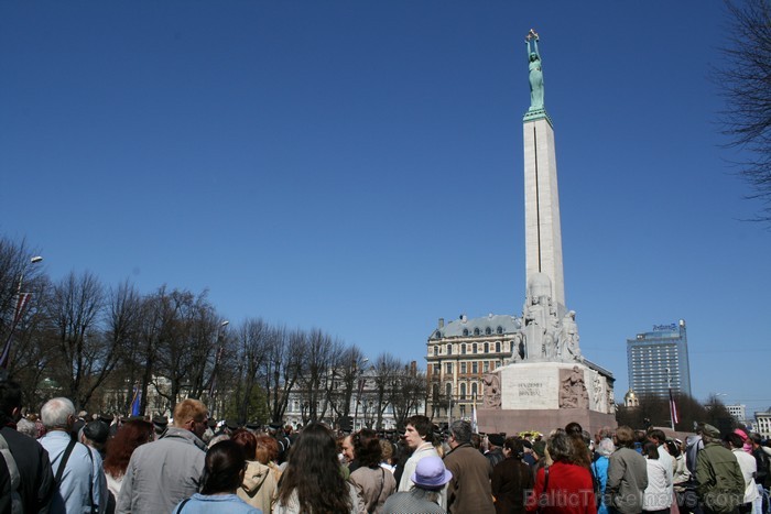 04.05.2013 pie Brīvības pieminekļa notiek Latvijas veidošana no ziediem. Ziedu Latvija pieminekļa pakājē skatāma līdz 06.05.2013 pulksten 21:00. 93421