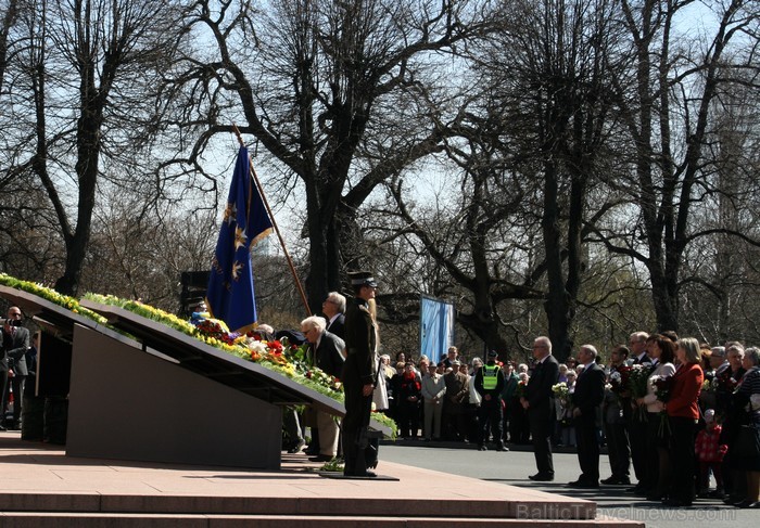 04.05.2013 pie Brīvības pieminekļa notiek Latvijas veidošana no ziediem. Ziedu Latvija pieminekļa pakājē skatāma līdz 06.05.2013 pulksten 21:00. 93422