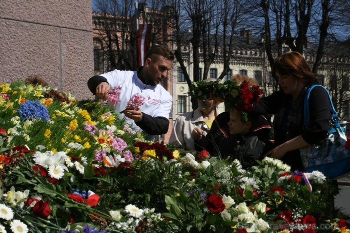 04.05.2013 pie Brīvības pieminekļa notiek Latvijas veidošana no ziediem. Ziedu Latvija pieminekļa pakājē skatāma līdz 06.05.2013 pulksten 21:00. 93424