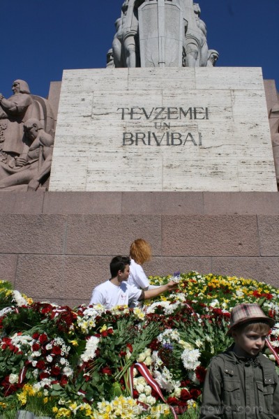 04.05.2013 pie Brīvības pieminekļa notiek Latvijas veidošana no ziediem. Ziedu Latvija pieminekļa pakājē skatāma līdz 06.05.2013 pulksten 21:00. 93425