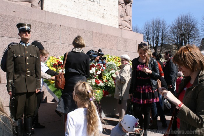 04.05.2013 pie Brīvības pieminekļa notiek Latvijas veidošana no ziediem. Ziedu Latvija pieminekļa pakājē skatāma līdz 06.05.2013 pulksten 21:00. 93426