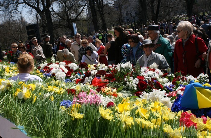 04.05.2013 pie Brīvības pieminekļa notiek Latvijas veidošana no ziediem. Ziedu Latvija pieminekļa pakājē skatāma līdz 06.05.2013 pulksten 21:00. 93428