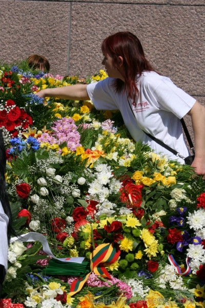 04.05.2013 pie Brīvības pieminekļa notiek Latvijas veidošana no ziediem. Ziedu Latvija pieminekļa pakājē skatāma līdz 06.05.2013 pulksten 21:00. 93433