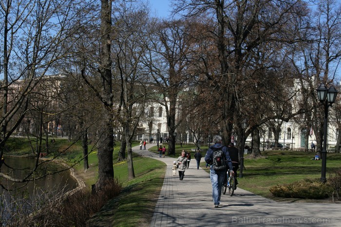 Rīgas parki ar plaukstošām lapām, čalojošās strūklakas un apstādījumi ar košiem ziediem sāk priecēt gan pilsētas iedzīvotājus, gan viesus. 93769