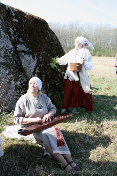 Saulainā trešdienā (08.05.2013) pie Meļķītāru Muldas akmeņa tika krustīta zemes saimnieka mazmeita. 93829