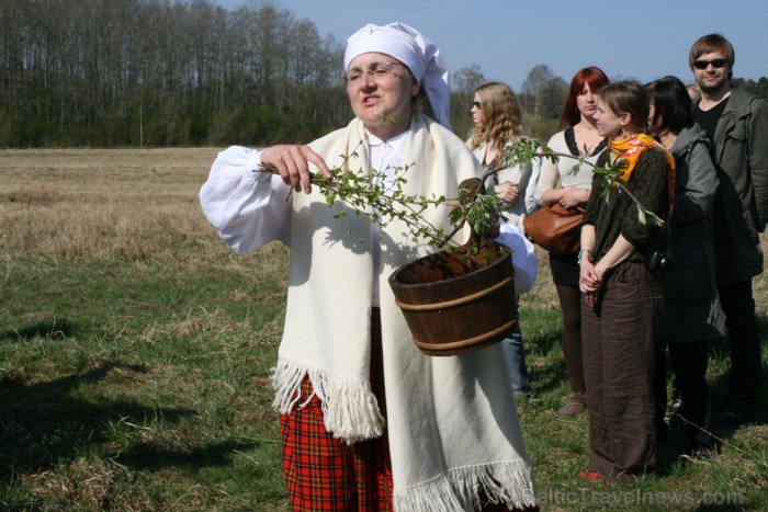 Saulainā trešdienā (08.05.2013) pie Meļķītāru Muldas akmeņa tika krustīta zemes saimnieka mazmeita. 93831