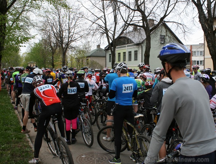 SEB MTB 1. posms Cēsis - Valmiera norisinājās 13.05.2013. Maratona garums- 39 kilometri, kas vijās pa mežiem, pļavām, grāvjiem, grants un asfalta segu 93973