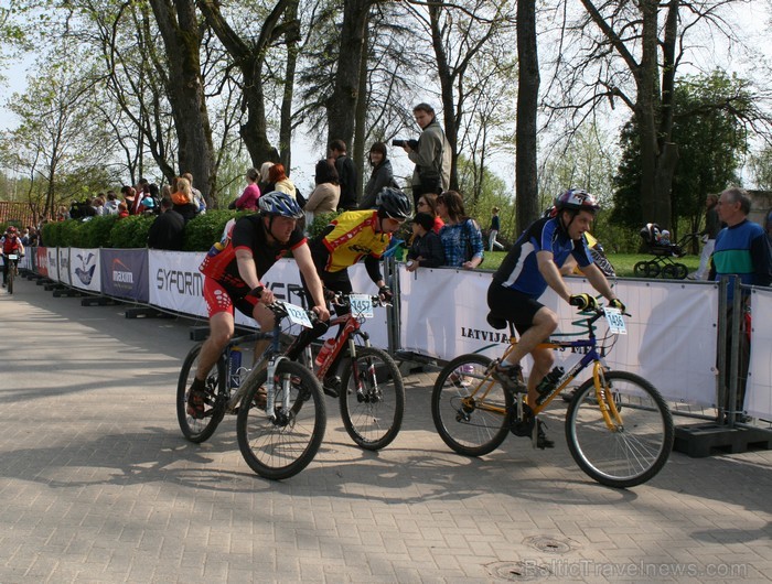 SEB MTB maratona pirmā posma dalībnieki finišēja Valmierā. 94024