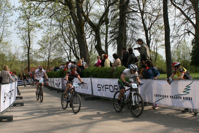 SEB MTB maratona pirmā posma dalībnieki finišēja Valmierā. 94025