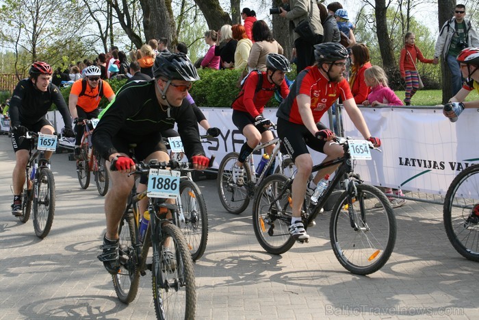 SEB MTB maratona pirmā posma dalībnieki finišēja Valmierā. 94028