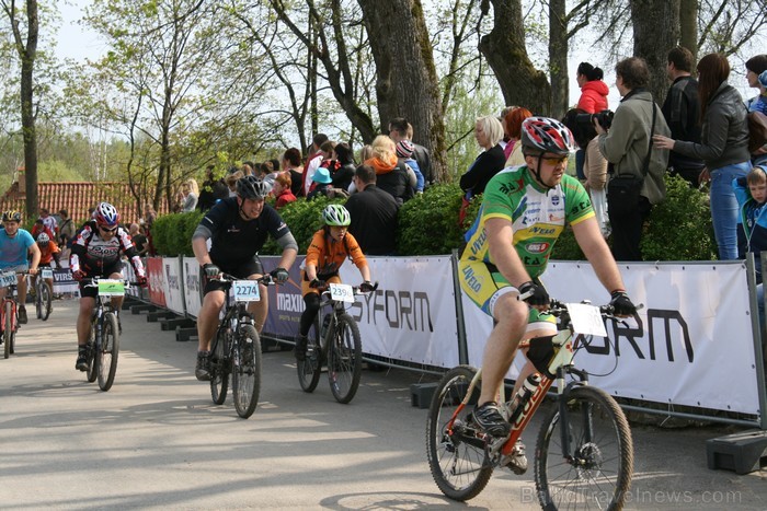 SEB MTB maratona pirmā posma dalībnieki finišēja Valmierā. 94031