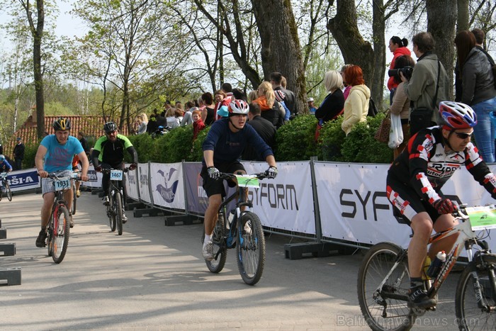 SEB MTB maratona pirmā posma dalībnieki finišēja Valmierā. 94032