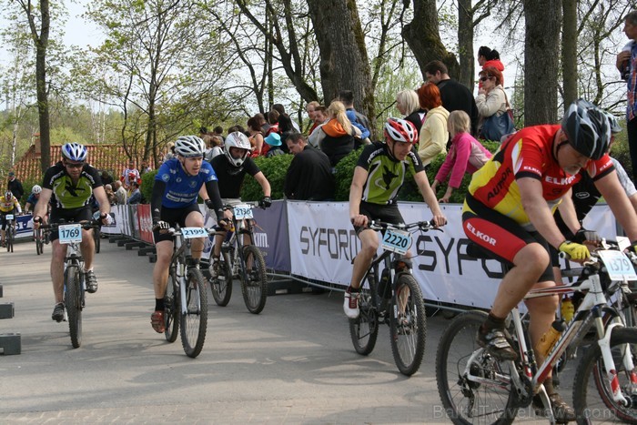 SEB MTB maratona pirmā posma dalībnieki finišēja Valmierā. 94037