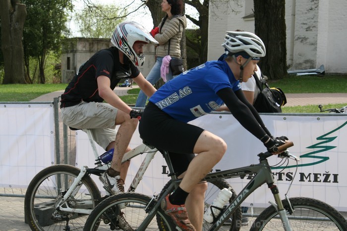 SEB MTB maratona pirmā posma dalībnieki finišēja Valmierā. 94038