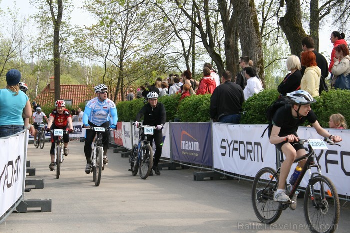 SEB MTB maratona pirmā posma dalībnieki finišēja Valmierā. 94040