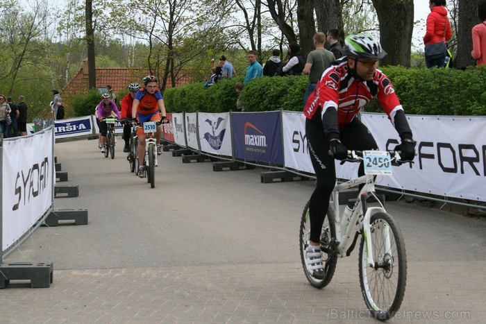 SEB MTB maratona pirmā posma dalībnieki finišēja Valmierā. 94043