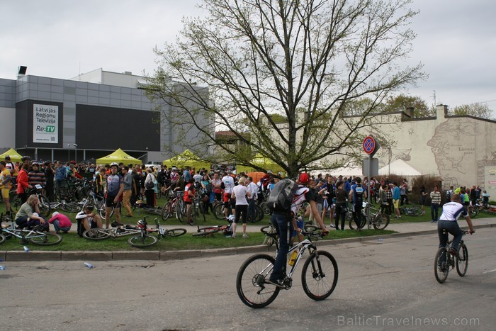 SEB MTB maratona pirmā posma dalībnieki finišēja Valmierā. 94046