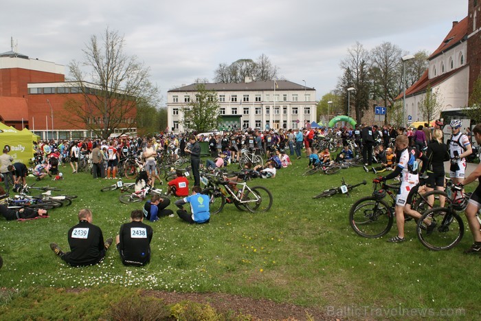 SEB MTB maratona pirmā posma dalībnieki finišēja Valmierā. 94048