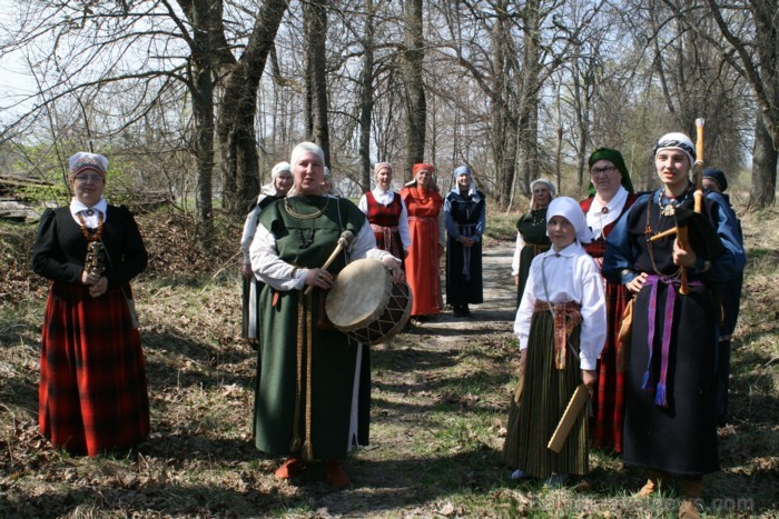 Ceļš uz Pastmuižas Velnakmeni nav vienkāršs, ceļotājiem nepieciešams izpildīt uzdevumu - 